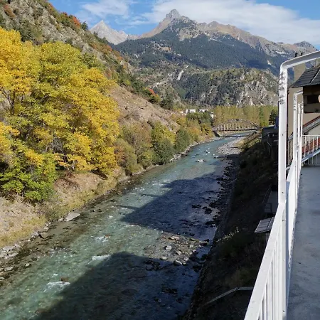 Au Bord De La Riviere Modane