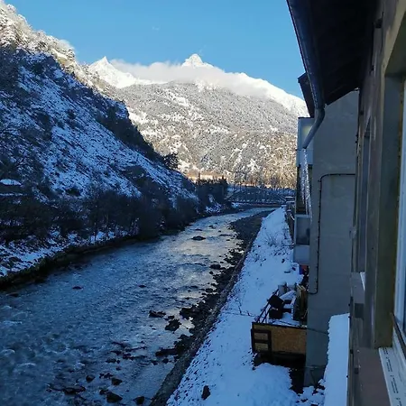 Au Bord De La Riviere *
